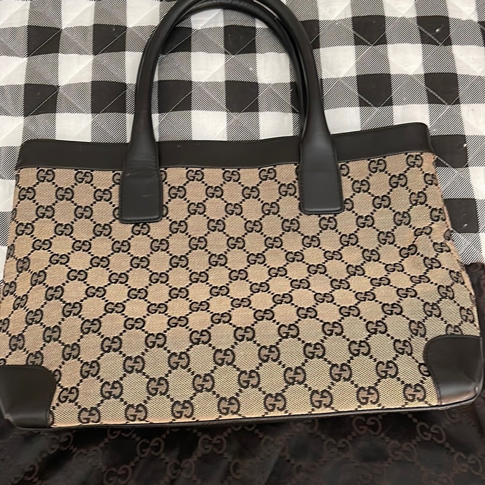 Preloved Gucci in good condition . No stained . No tear or peeling .Comes w/ DB